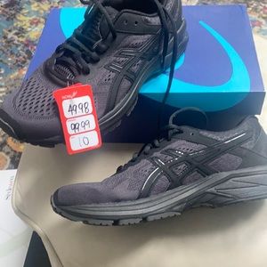 Black Basics women’s running shoes